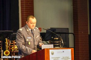 Generał Policji przemawia podczas konferencji