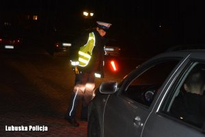 policjantka kontroluje pojazd