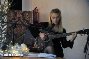 kobieta gra na gitarze