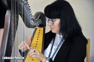 kobieta gra na harfie