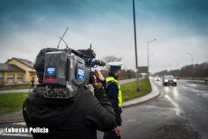 kamerzysta nagrywa pracę policjantów