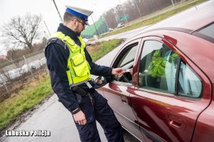 policjant oddaje dokumenty kierowcy