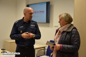 Policjant rozmawia z kobietą
