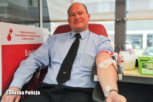 mężczyzna oddaje krew