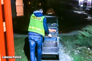 policjant wiezie na wózku automat