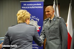 nadinspektor Helena Michalak wręcza nagrodę policjantowi