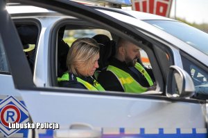 policjanci sprawdzają dane kierowcy w systemie