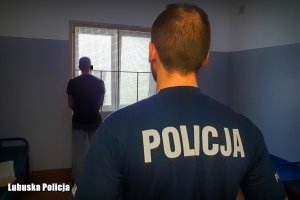 policjant obserwuje zatrzymanego