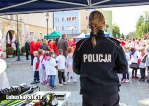 Policjantka z dziećmi na targach