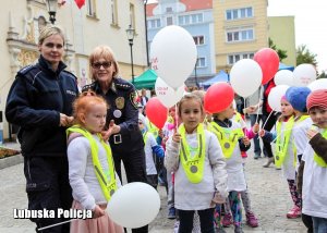 Policjantka i strażniczka miejska z dziećmi na targach