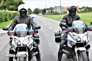 Policjanci na motocyklach podczas patrolu.
