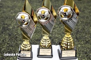 Puchary dla zwycięzców turnieju piłkarskiego.