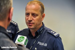 Policjant udzielający wywiadu dla Radia Gorzów