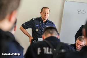 Dowódca odprawiający innych policjantów do służby