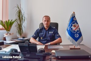 Młodszy inspektor Wiesław Widecki jako nowy komendant w swoim nowym gabinecie