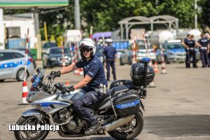 Policjant na motocyklu podczas jednej z konkurencji.