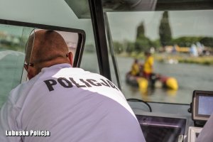 policjant rozmawia z ratownikami