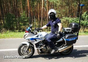 Policyjny motocykl zabezpieczający wyścig kolarski.