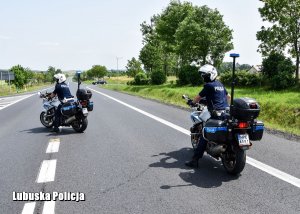 Policyjne motocykle zabezpieczające wyścig kolarski.
