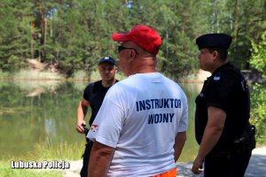 Instruktor wodny i policjanci przy jeziorze