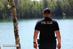 Policjant przy jeziorze