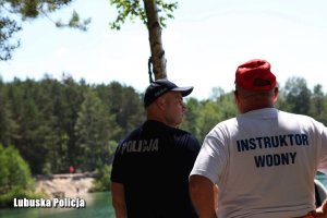 Instruktor wodny i policjant przy jeziorze
