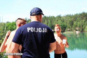 Policjant i letnicy przy jeziorze