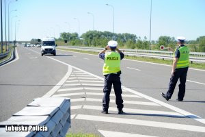 Policjanci na drodze ekspresowej S3.