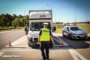 policjanci kontrolują ruch cieżarówek