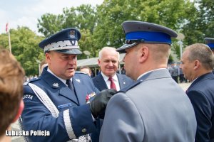 Zastępca Komendanta Głównego Policji oraz Wojewoda Lubuski wręczający odznaczenia.