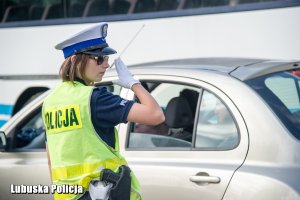 policjantka kieruje ruchem