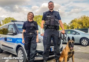 policjanci i pies