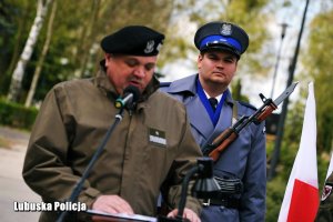 Policjant asystujący przy przemówieniu generała Wojska Polskiego