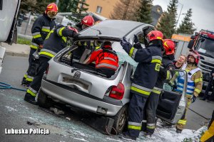 Prezentacja wypadku drogowego i działania służb ratunkowych