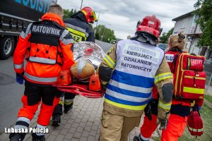 Prezentacja wypadku drogowego i działania służb ratunkowych
