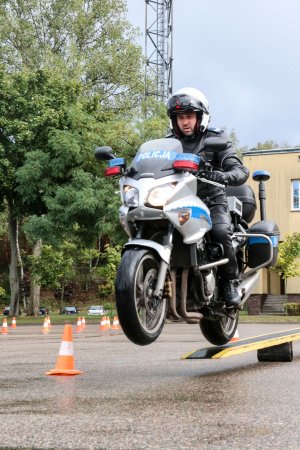 policjant, Łukasz Zalewski na motocyklu.