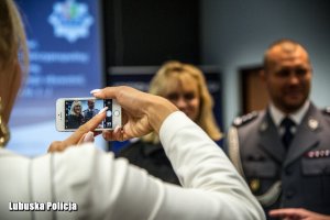 Zdjęcie telefonu, na którym filmowani są policjanci