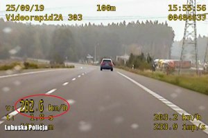 Nagranie z policyjnego videorejestratora, na którym widać pojazd jadący drogą.