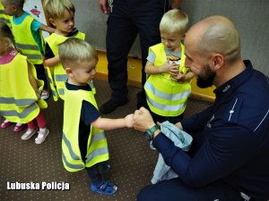 policjant i przedszkolaki