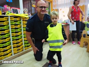policjant i chłopczyk