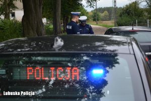 policjanci kontrolują kierowcę