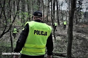 policjant idzie przez las