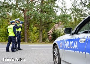 Policjanci ruchu drogowego podczas czynności służbowych.
