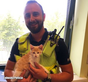 Policjant z kotkiem na ręku