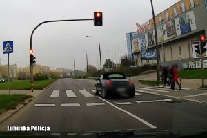 kierowca forda przejeżdża przez przejście na czerwonym świetle