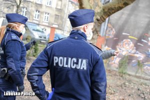 policjanci rozmawiają z mieszkańcem Gorzowa