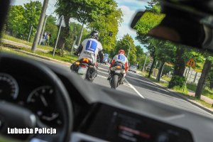 motocykliści na drodze