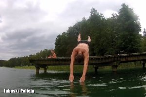 mężczyzna skacze do wody
