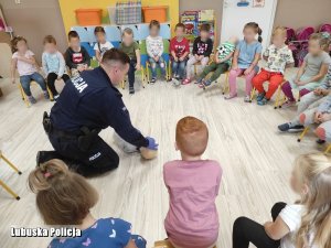 policjant uczy młodzież pierwszej pomocy
