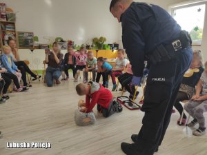 policjant uczy młodzież pierwszej pomocy